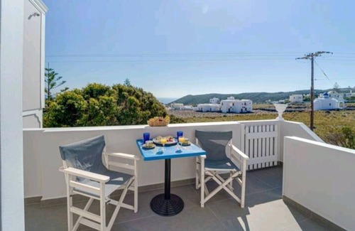 Akrotiri Apartment | Crocus traditional house minutes walk from caldera