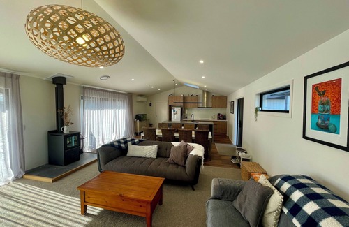 Lowburn House | Cromwell Central-Modern & Relaxing