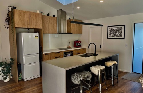 Lowburn House | Cromwell Central-Modern & Relaxing