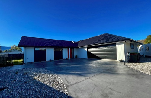 Lowburn House | Cromwell Central-Modern & Relaxing