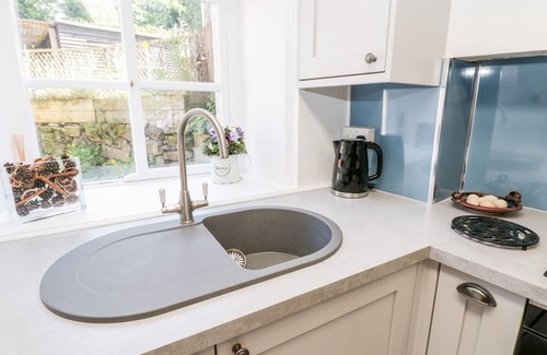 Kirkbymoorside Cottage | CROOKED COTTAGE, pet friendly, with open fire in Kirkbymoorside