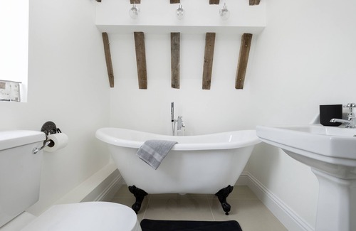 Bromsgrove Other | Crossbrook Farm is a stunning detached three bedroom property situated off its own private drive and
