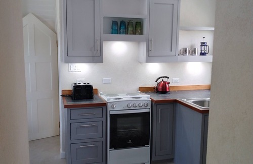 Hastings Apartment | Crotona Garden 1 Bed Upper Cottage, Lush & Tropical + Pool. 2 Min Walk to Sea