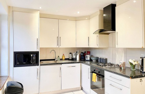 Crouch End Apartment | Crouch End 4BR 3Bath Home w/Private Balcony & FREE Parking - Alexandra Palace