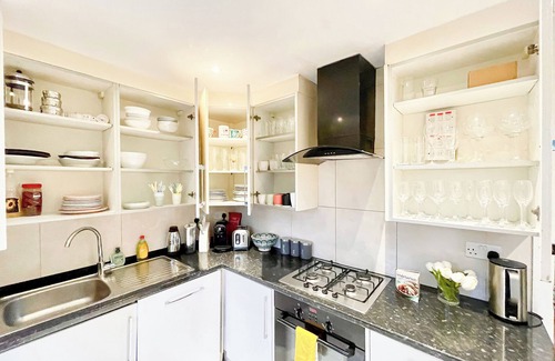 Crouch End Apartment | Crouch End 4BR 3Bath Home w/Private Balcony & FREE Parking - Alexandra Palace