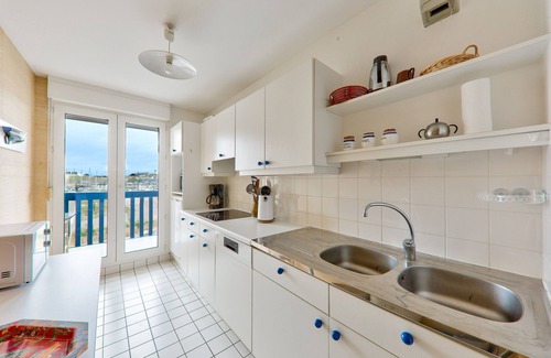 Arzon Apartment | Crouesty Harbor, flat with a pool for 4