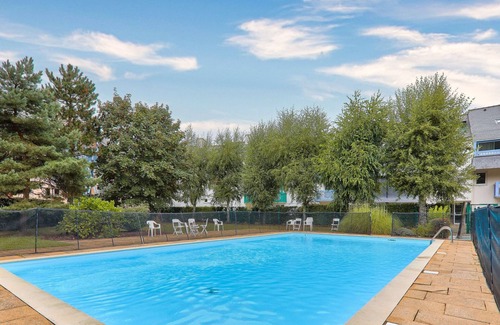Arzon Apartment | Crouesty Harbor, flat with a pool for 4