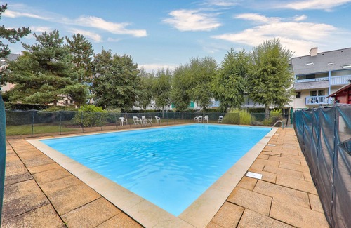 Arzon Apartment | Crouesty Harbor, flat with a pool for 4