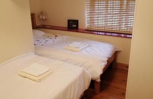 Mount Nugent House | Crover Cottage Twin Room with Lake View