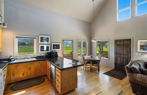 Livingston Cottage | Crow Cabin- Cozy Cabin with amazing views on 20 Acres in the Paradise Valley!
