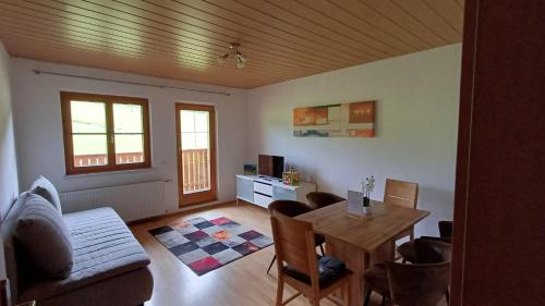 Krumbach Apartment | CROWN LIVING - Wohlfühl Studios - Self CheckIn - Parkplatz - Küche