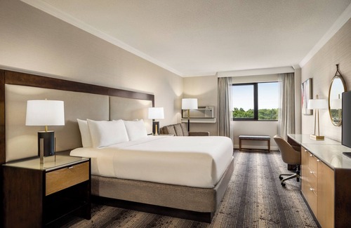 Edison Hotel | Crowne Plaza Edison by IHG