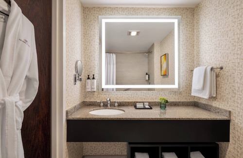 Edison Hotel | Crowne Plaza Edison by IHG