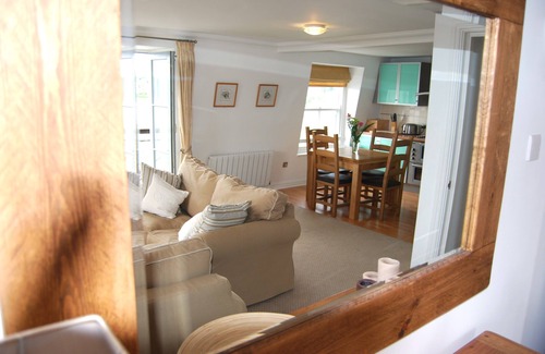 St. Mawes Apartment | Crows Nest: a modern apartment in the centre of St Mawes with stunning sea views
