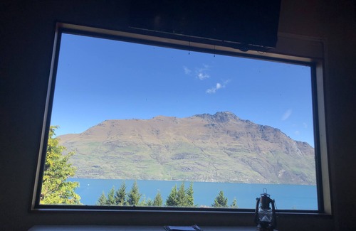 Sunshine Bay Cottage | Crows Nest - Queenstown Holiday Home