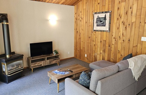 Crowsnest Pass Cabin | Crowsnest River Chalet - Deer