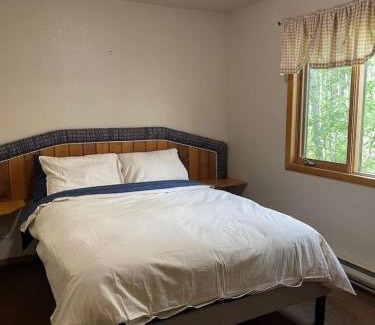 Crowsnest Pass House | Crowsnest River Chalet - Moose