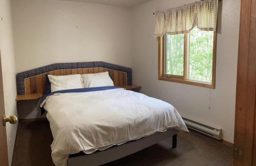 Crowsnest Pass House | Crowsnest River Chalet - Moose