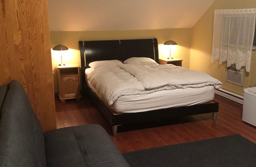 Okanagan-Similkameen Bed & Breakfast | Crowsnest Vineyards Guesthouse