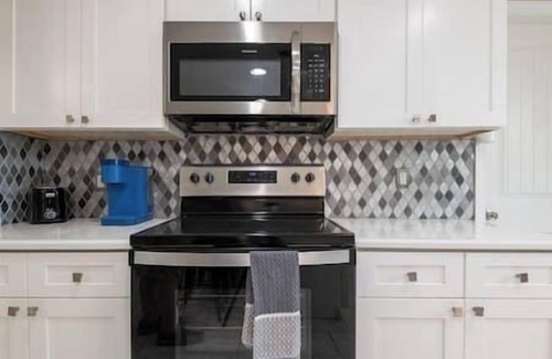 College Manor House | Cruise Haven – Pool, 15 Min to Port Canav & Beach