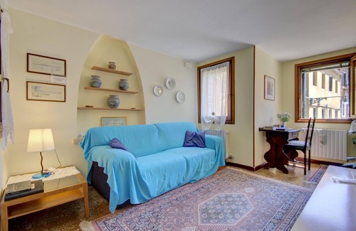 Dorsoduro Apartment | CRUISE PORT, LAGOON, UNIVERSITY with canal view