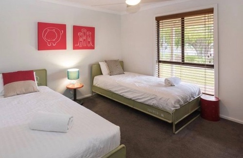 Quindalup House | Crystal Shores - Family Friendly, Pet Friendly - Wifi