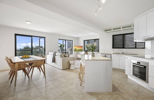 Sunshine Beach Apartment | Crystal Shores Unit 2, 200m to beach, dog friendly