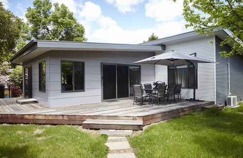 Bright House | Cuballa - Just a few minutes flat walk to town & the river .Modern clean house