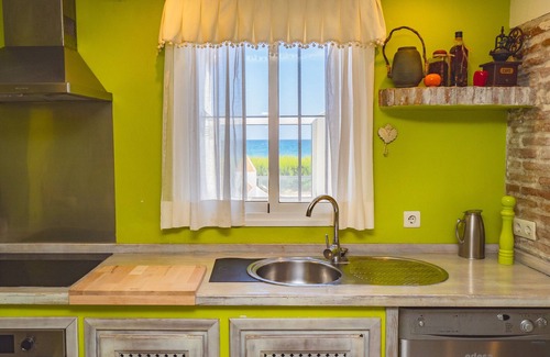 Marina de Casares Ski Chalet | Cubo's Beachfront Marina de Casares House/Beachfront/parking/free wifi