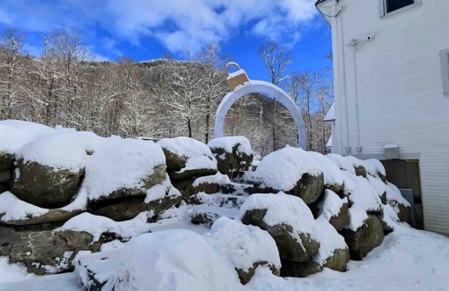 Killington Apartment | CubsCorner - Pool, Sauna, Gym, Close to Mountain!