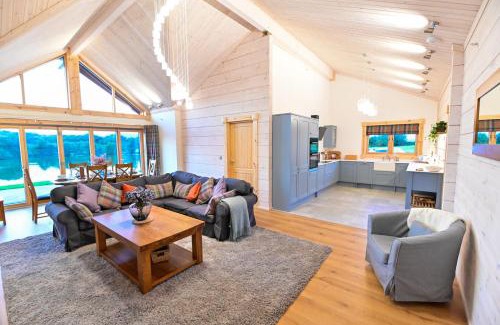 Graig House | Cuddfan Lodge on a Beautiful Lake