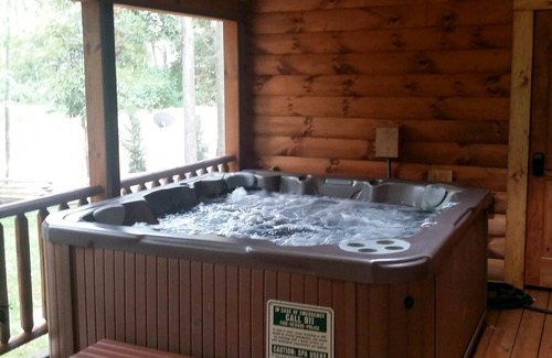 Shenandoah Cabin | Cuddly Cub Luxury Cabin with Hot tub, wifi and wood burning fireplace