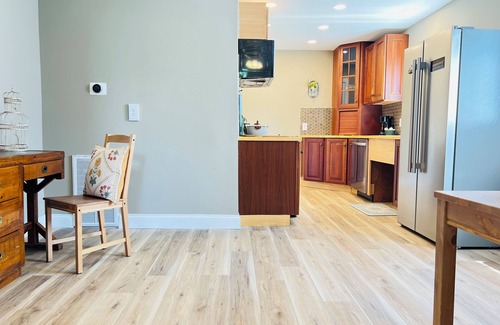 Wayne House | Culinary Kitchen, 65” Tv, Pet friendly, WiFi, Quiet, Convenient, CoveredParking