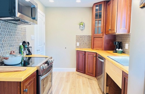 Wayne House | Culinary Kitchen, 65” Tv, Pet friendly, WiFi, Quiet, Convenient, CoveredParking
