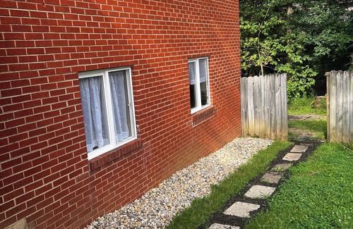 Wayne House | Culinary Kitchen, 65” Tv, Pet friendly, WiFi, Quiet, Convenient, CoveredParking