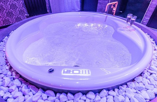 Navenne Apartment | CUPIDON love room: SPA & Sensory shower