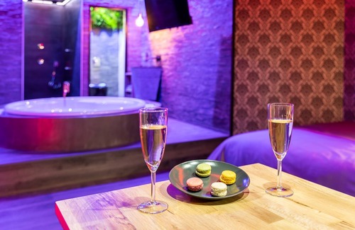 Navenne Apartment | CUPIDON love room: SPA & Sensory shower