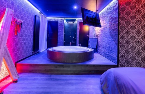 Navenne Apartment | CUPIDON love room: SPA & Sensory shower
