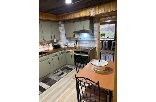 Laurelville House | Curly's Pair-a-Dice- Hocking Hills- Hot Tub!