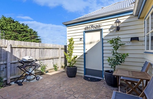 Port Fairy Cottage | Curragh Cottage is one of two quaint historic one bedroom cottages in Port Fairy