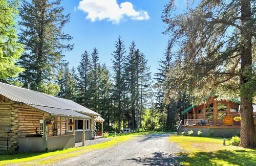 Seward House | Custom-Built Log Home : Clean, Spacious, and only 4 miles from downtown Seward!