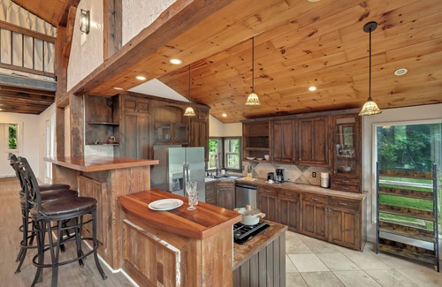Tomball Cabin | Custom Cabin - King Bed - Balcony Views - 8-Acre Escape