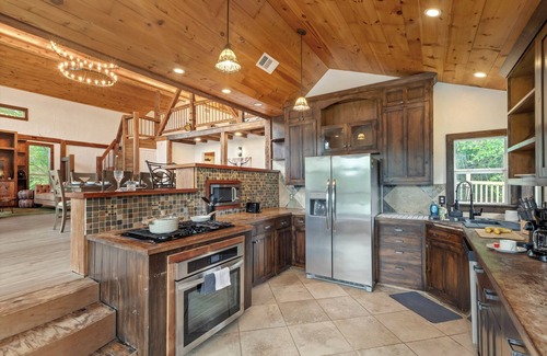 Tomball Cabin | Custom Cabin - King Bed - Balcony Views - 8-Acre Escape