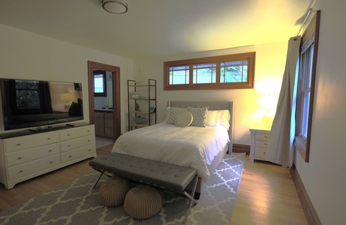 Inglewood-Finn Hill Cabin | Custom Lakeview Lodge - walking distance to Juanita Beach