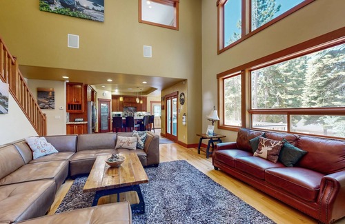 Country Club Estates House | Custom Luxury Chalet Near Slopes - Game Room, Chefs Kitchen & 3 Fireplaces
