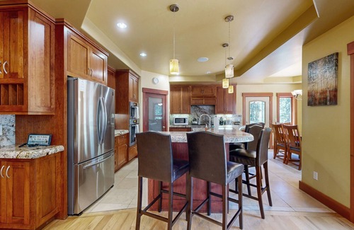 Country Club Estates House | Custom Luxury Chalet Near Slopes - Game Room, Chefs Kitchen & 3 Fireplaces