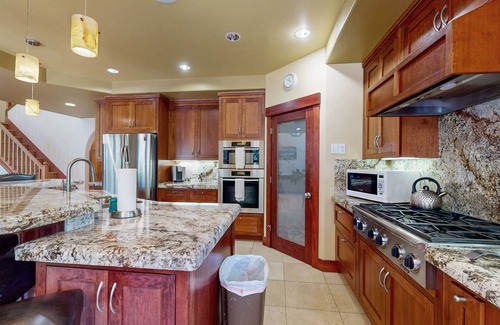 Country Club Estates House | Custom Luxury Chalet Near Slopes - Game Room, Chefs Kitchen & 3 Fireplaces
