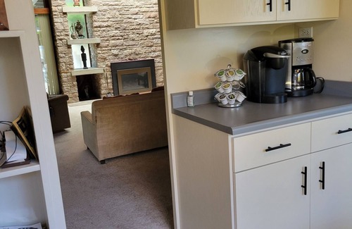 Ukiah House | Custom Redwood Mid-Century Modern home on quiet street near downtown
