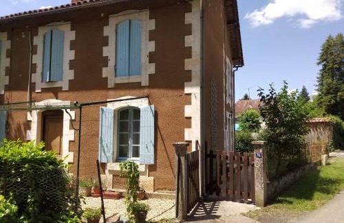 Issac Apartment | Cute 1-bed cottage with view across park.