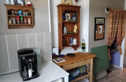 Issac Apartment | Cute 1-bed cottage with view across park.
